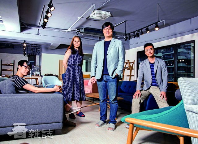 楊大成（右二）與弟弟楊大侑（右一），以及國中同學林宇凡（左二）共同創辦MR.LIVING。左一為實習生彭美瑄。